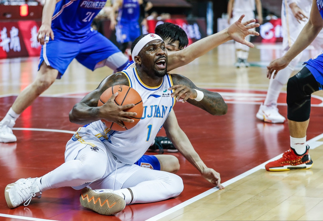 完美体育下载 -里程碑夜！深圳男篮强势反弹，亚冠清晨刷纪录，球迷炸锅，临场指挥获称赞(cba季后赛12进8g1深圳马可波罗vs北京控股)