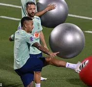 里尔发布备战花絮；集结日单刀错失；法国杯任务艰巨；身体对抗强度拉满的简单介绍-完美网页版